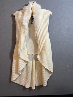 Yoki Cream Faux-Fur Collar Open-Front Knit Vest